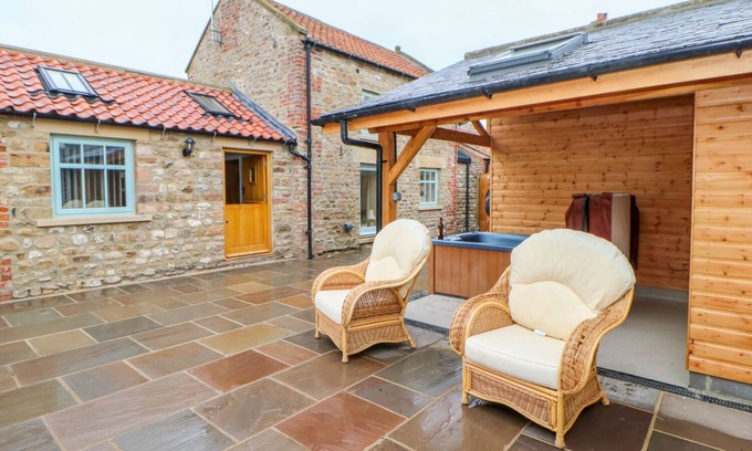 Richmond Cottage | THE DOVE COTE, pet friendly, with hot tub in Brompton-On-Swale