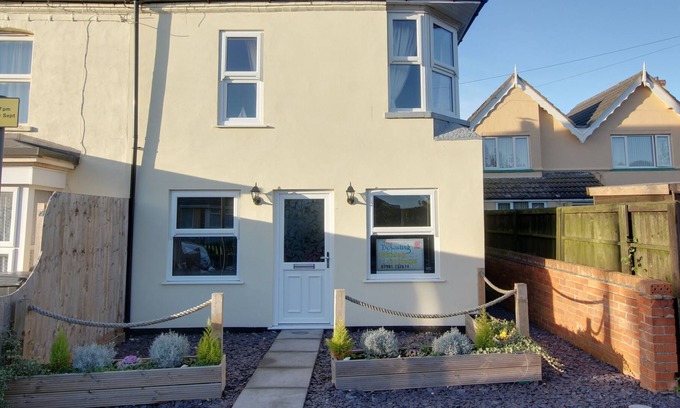 Sutton-on-Sea Cottage | The Dowsing, a stunning refurbished property, a stones throw from the beach.