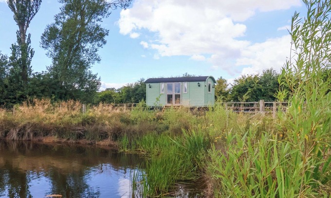 Mappleton Cottage | THE DRAGONFLY, romantic, with a garden in Hornsea