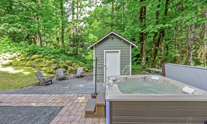 Packwood Cabin | The Drizzly Grizzly | Hot Tub, Starlink, Traeger, AC