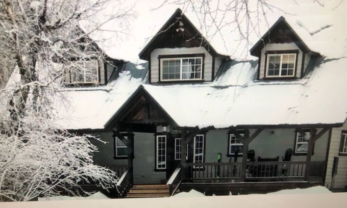 San Juan River Village House | The Drop Inn - Large Home! Close to Wolf Creek, on San Juan River, Hot tub