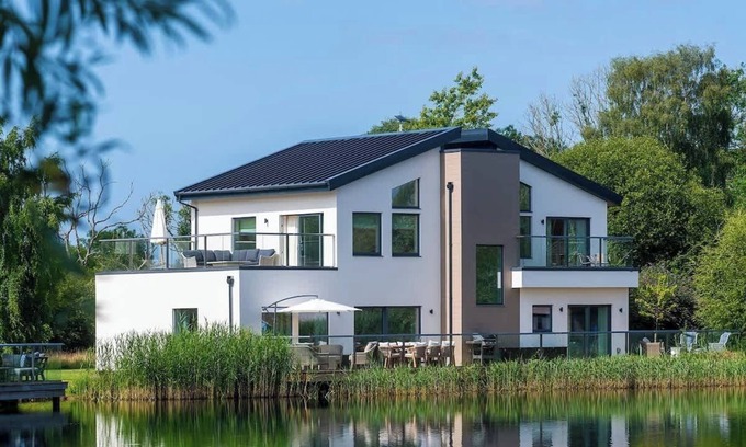 Ampney Crucis House | The Duck House | Dog-Friendly Lakehouse + Hot Tub