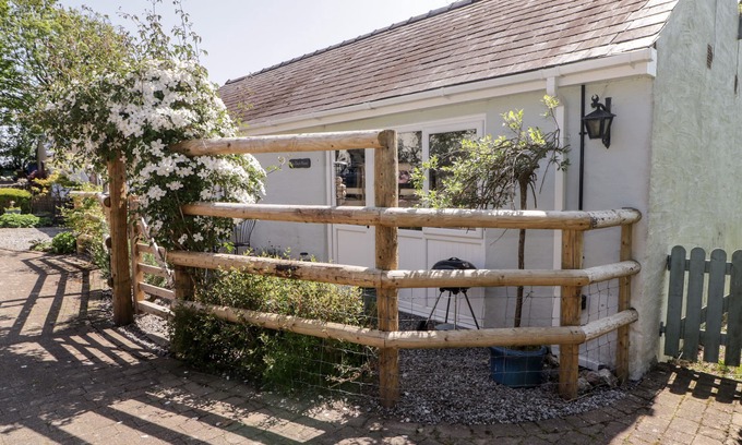 Haverfordwest Cottage | THE DUCK HOUSE, pet friendly, with open fire in Wolfscastle