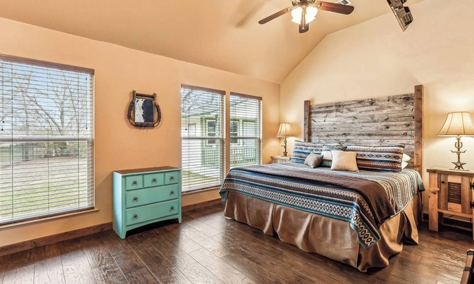 Granbury Cottage | The Duke Cottage at Travis Street Cottages