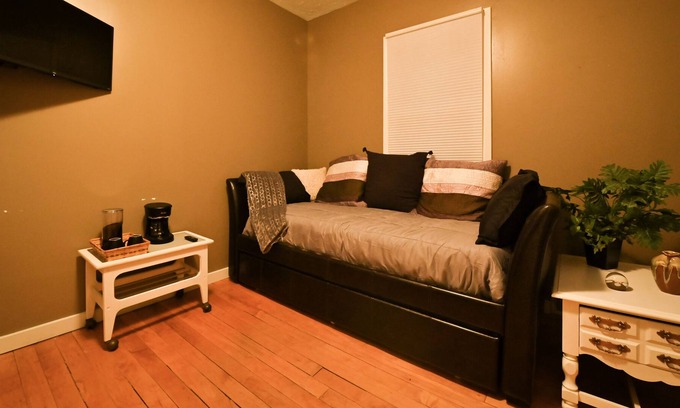 Dundee-Happy Hollow Historic District House | The Dundee Room At The Dundee Villa