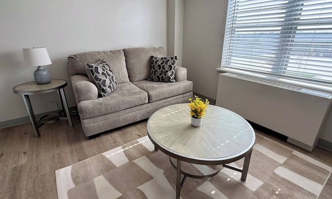 North Central Omaha Apartment | The Dundee Summary: F