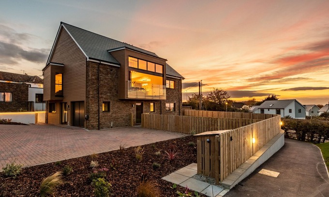 Instow House | The Dunes - Four Bedroom House, Sleeps 8