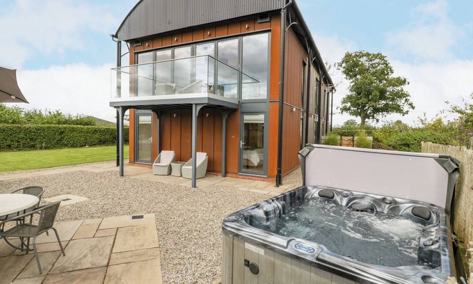 Leominster Cottage | THE DUTCH BARN, luxury holiday cottage, with hot tub in Leominster