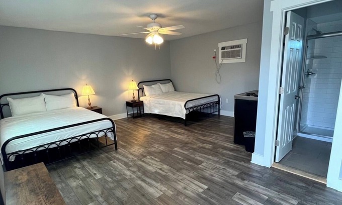 Parker House | The East Bay Inn Room 5 - Cozy hotel in brilliant Panama City with AC, WiFi
