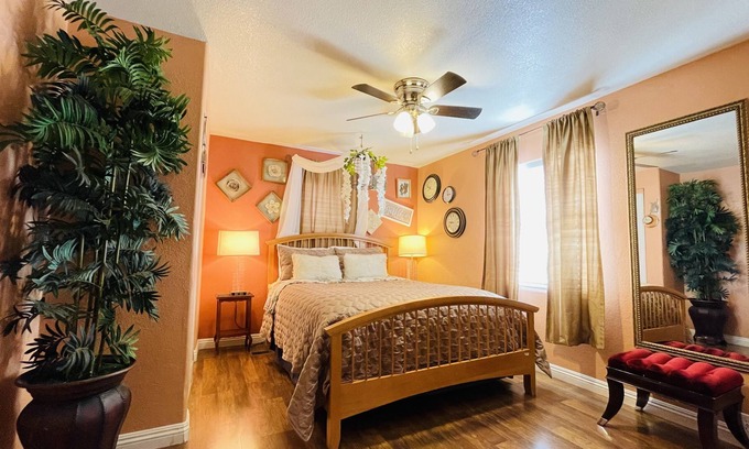 North Las Vegas House | The Eclectic Casita 3 bed, 2 bath - 15 min from STRIP