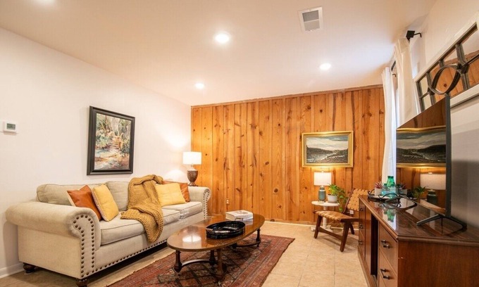 Oxford House | The Eden, 1BR Queen Nook by Velvet Ditch Villas