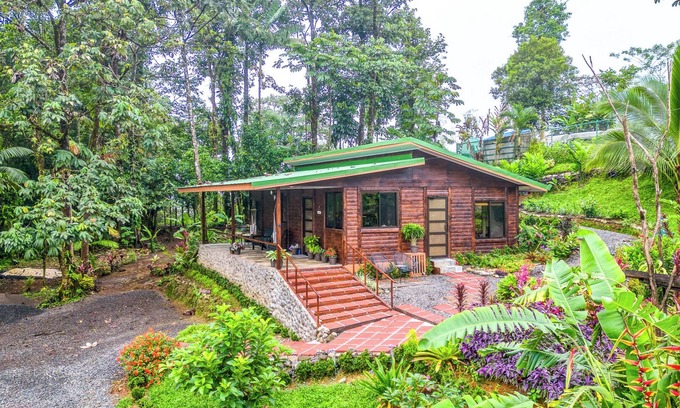 Katira House | The edge of the Rainforest above Rio Celeste. Only1 mile from Waterfall & Park!
