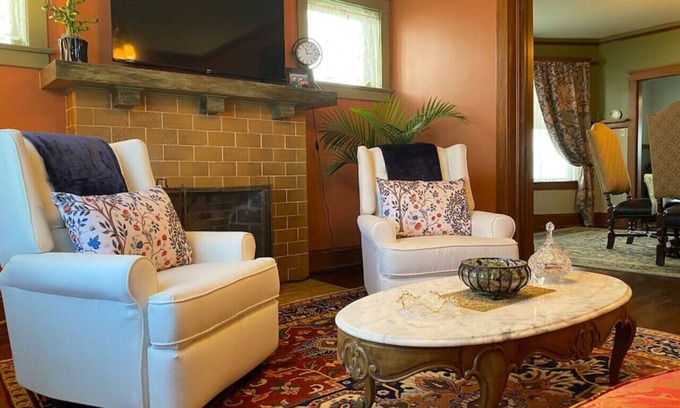 St. Joseph House | "The Edmond" an 1887 Arts & Crafts gem! - 1 King - 1 Queen
