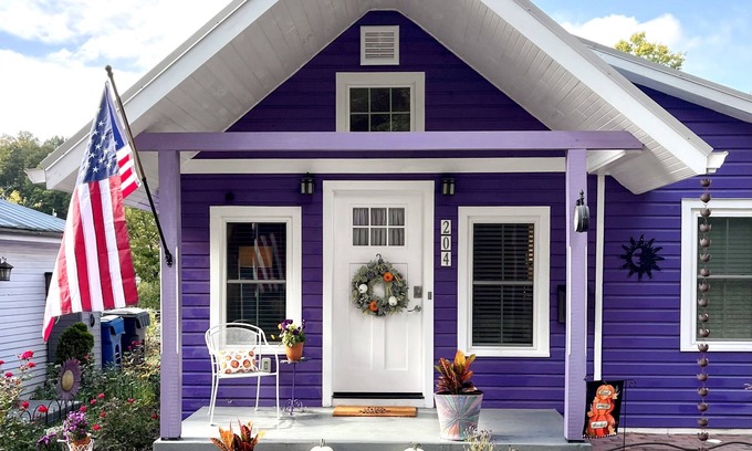 Jonesborough Cottage | The Eggplant Cottage - Walking distance to downtown historic Jonesborough!