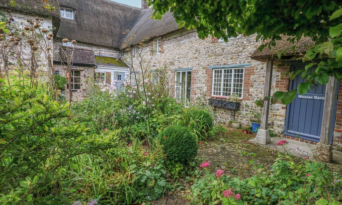 Frampton Cottage | THE ELBOW, family friendly, character holiday cottage in Frampton