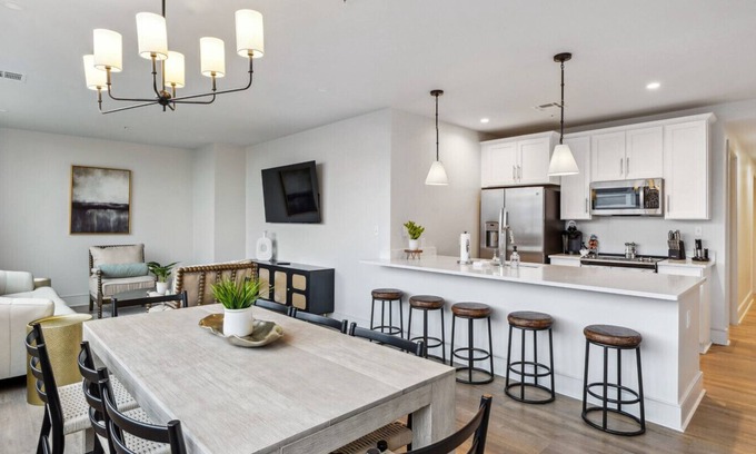 Central Business District Hotel | The Eleanor: 4BD/4B, 3 kings, 2 queens, sofabed