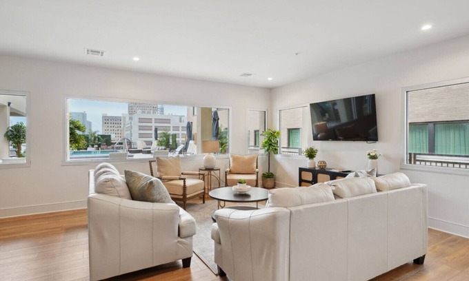 Central Business District Hotel | The Eleanor: Poolside PH1