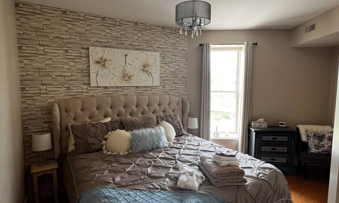 Stratford Condo | The Elegant Swan - Steps from Theatre