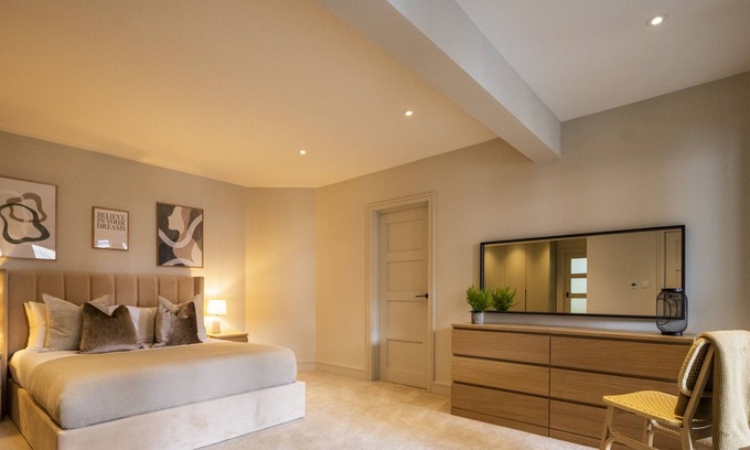 Henley House | The Elizabeth Suite - 3 Bedroom With Parking