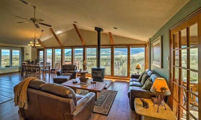 Red Lodge House | The Elk Mountain Lodge - Red Lodge Hillside Home w/Hot Tub!