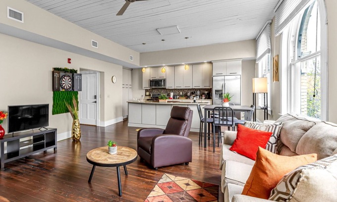 Downtown Greensboro Condo | The Elm St Suite - Downtown Condo