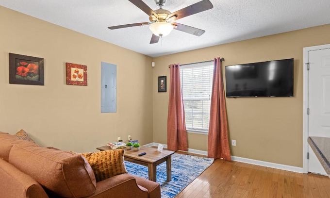 Missionary Ridge House | The Elmwood Farmhouse- 10 Mins to Downtown Chattanooga
