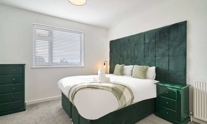 Cribbs Causeway Apartment | The Emerald | 6 Beds | Contractors | Free Parking