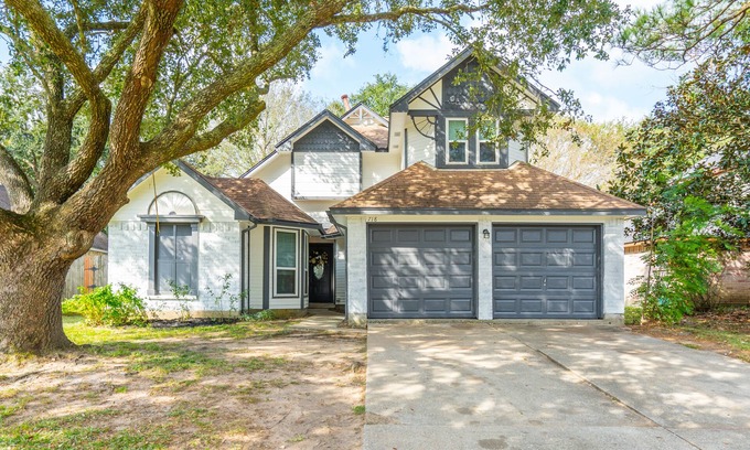 Friendswood House | The Emerald Cottage, Friendswood Texas