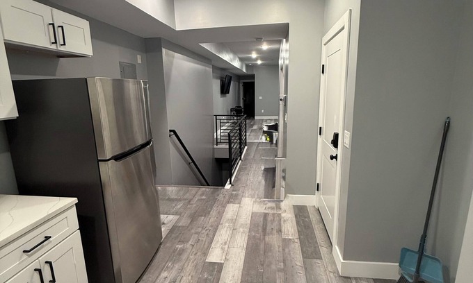 Mantua Apartment | The Emerald Room-3BD-3BTH-Patio