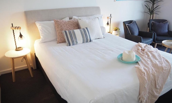 Warners Bay Hotel | The Esplanade Motel