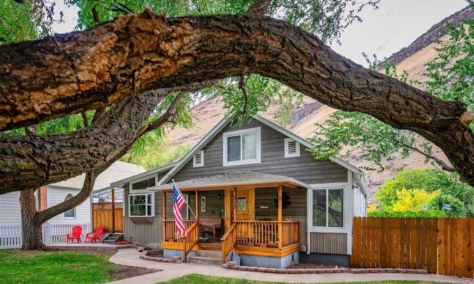 Riggins House | The Estate on Main St. sleeps 22 with 9 BR & 6 full BA in 2 separate buildings!