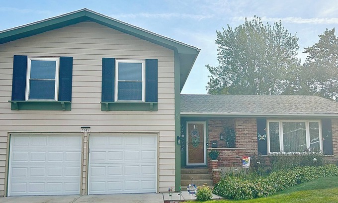 Hoffman Estates House | "The Estates" 2 PRIVATE BEDROOMS in our Home, Hot Tub/Bathrooms & More