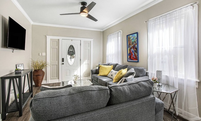 Broadmoor House | The Eve Chateau. Just minutes from all tourist locations.