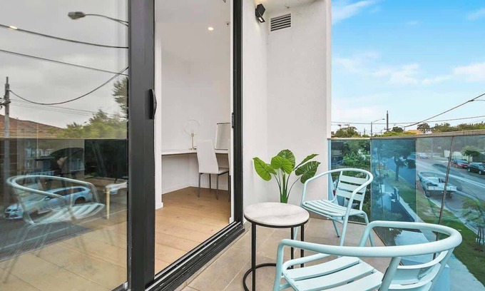 Carnegie Apartment | The Even Apartment in Carnegie with parking