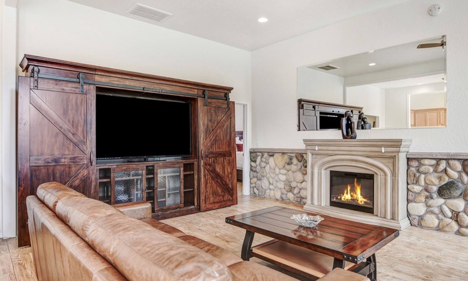 Murphy Apartment | The Executive Suite- Apartment near the river!