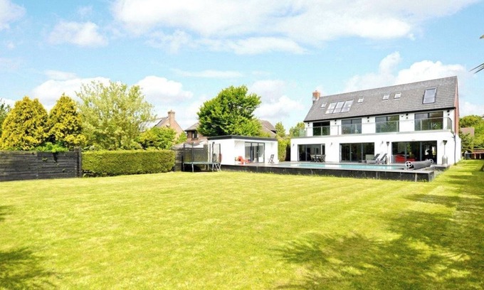 Wootton House | The Executive Villa (family -sized , luxurious 5-bedroom mansion)