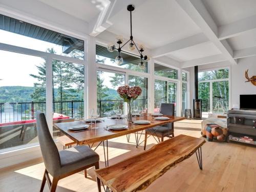 Val-des-Monts House | The Eyrie: Sweeping views waterfront sunlit escape