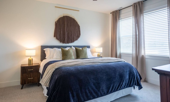 Eagle Point House | The Fairway Townhouse | Minutes from Golf Course | Sleeps Up To 7