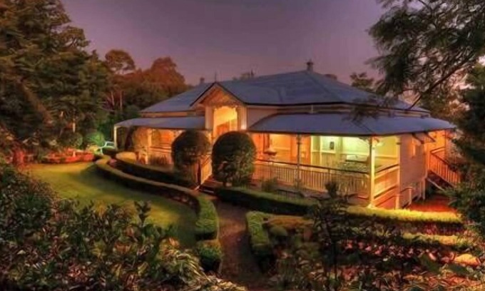 Montville House | The Falls Montville Manor House - 6 Bedrooms 6 bathrooms Breakfasts included