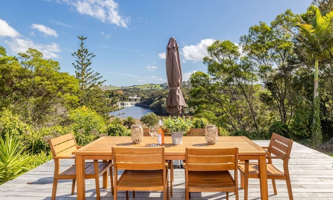 Haruru House | The Falls View - Haruru Falls Holiday Home