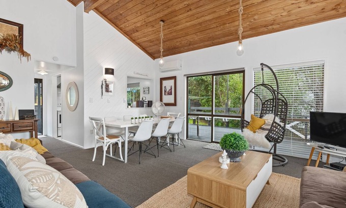Cable Bay House | The Family Bach – Cable Bay Holiday Home