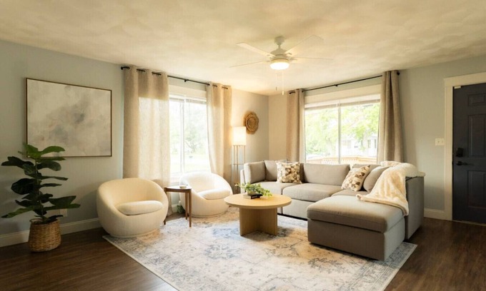 East Peoria House | The Family Haven | 3BD/3BA Home in East Peoria