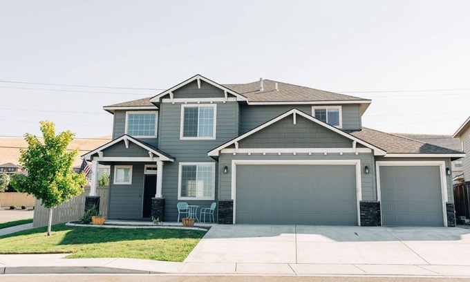 Tri-Cities House | The Family Retreat - Gorgeous 2-story home