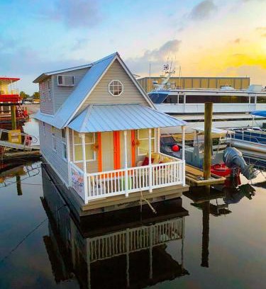 Sanford House | The Famous Houseboat in Sanford