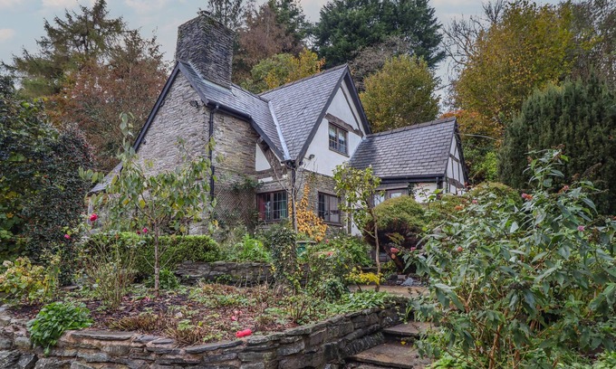 Newcastle-on-Clun Cottage | THE FARM HOUSE, pet friendly, character holiday cottage in Beguildy
