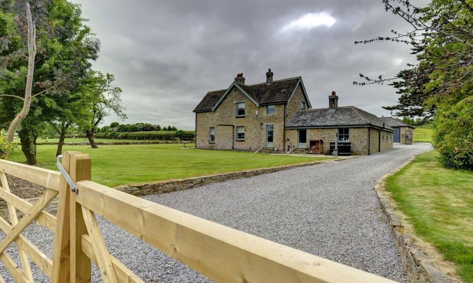 Richmond House | THE FARM HOUSE, pet friendly, luxury holiday cottage in Barton