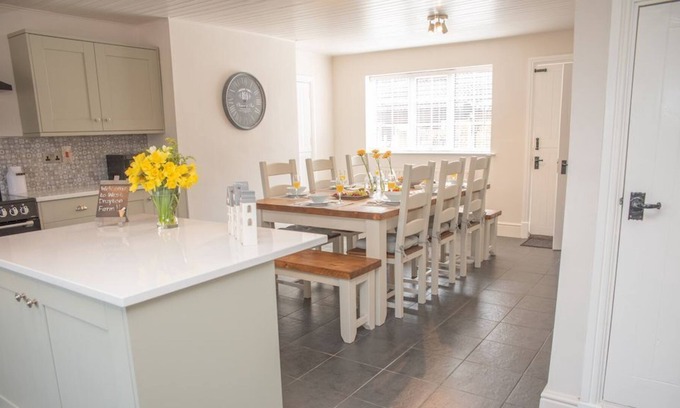 Retford Cottage | The Farmhouse - a 5 bedroom house that sleeps 16 guests
