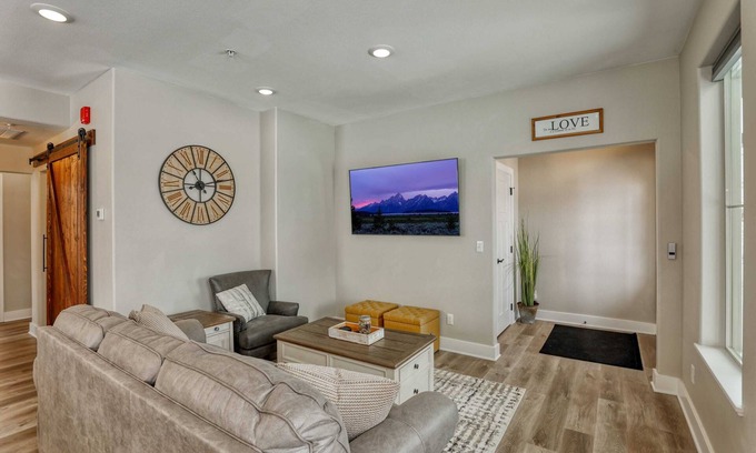 Sheridan House | The Farmhouse at Lincoln Suites, Sheridan Wyoming