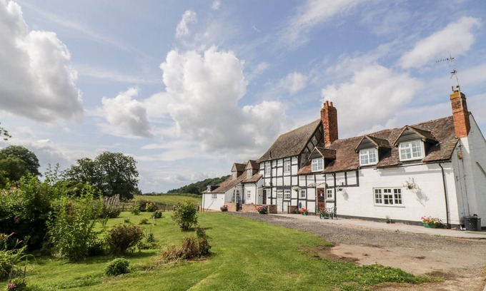 Moreton Cottage | THE FARMHOUSE, character holiday cottage, with a garden in Ledbury