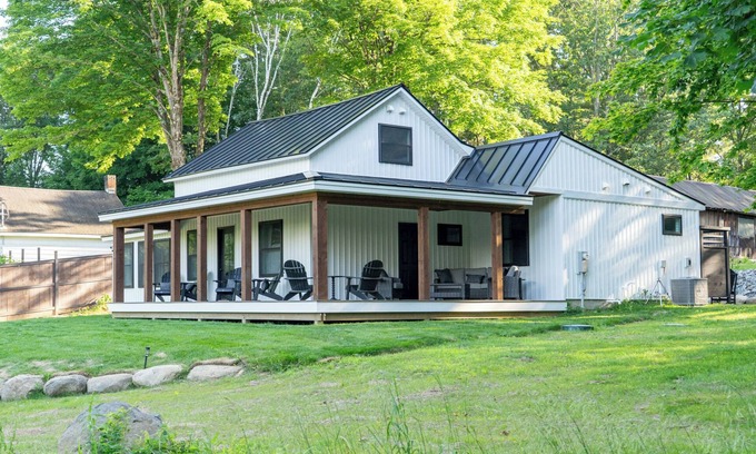 Fort Ann House | The Farmhouse- Charming 4-bedroom house with Lake Access & Hot Tub.